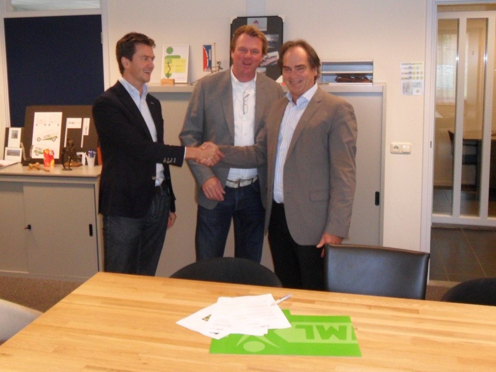 Het contract tussen de Rotondespecialist en WML Facilitair is ondertekend. Van links naar rechts; Bart Keuper (directeur Rotondespecialist), Ingmar Verbeek (directeur Rotondespecialist) en Hans Bax (directeur WML Facilitair).