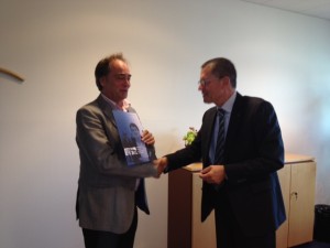 Het contract tussen OMO en WML Facilitair is ondertekend door Pieter Hendrikse (lid van de raad van bestuur van OMO, rechts op de foto) en Hans Bax (directeur WML Facilitair).