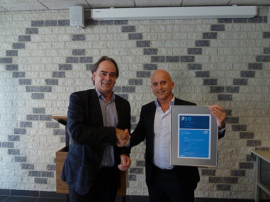 Wethouder Ronald Bakker (rechts) reikt het PSO-certificaat uit aan Hans Bax, directeur van WML Facilitair.