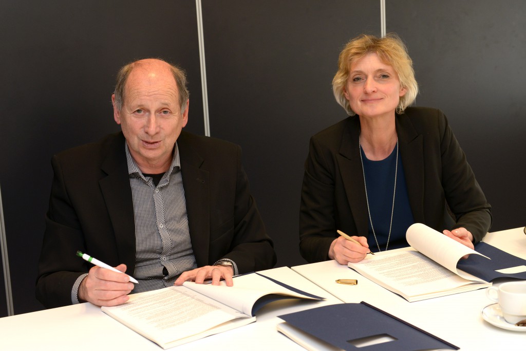 Wethouder Hans Brekelmans van Waalwijk en Baanbrekersdirecteur Marion van Limpt ondertekenden het contract voor de schoonmaak van het gemeentehuis van Waalwijk. Foto: Jan Stads/Pix4Profs.